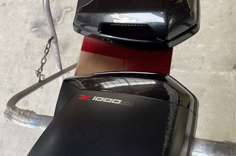 カワサキ・ニンジャZ1000SXパニアケース塗装